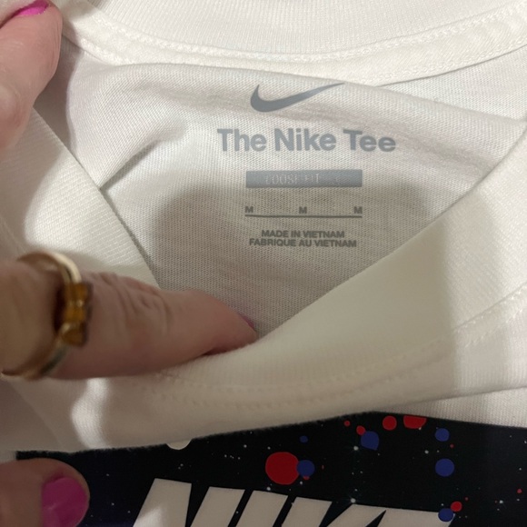 NWOT WOMENS NIKE TSHIRT SIZE MEDIUM - Picture 5 of 6